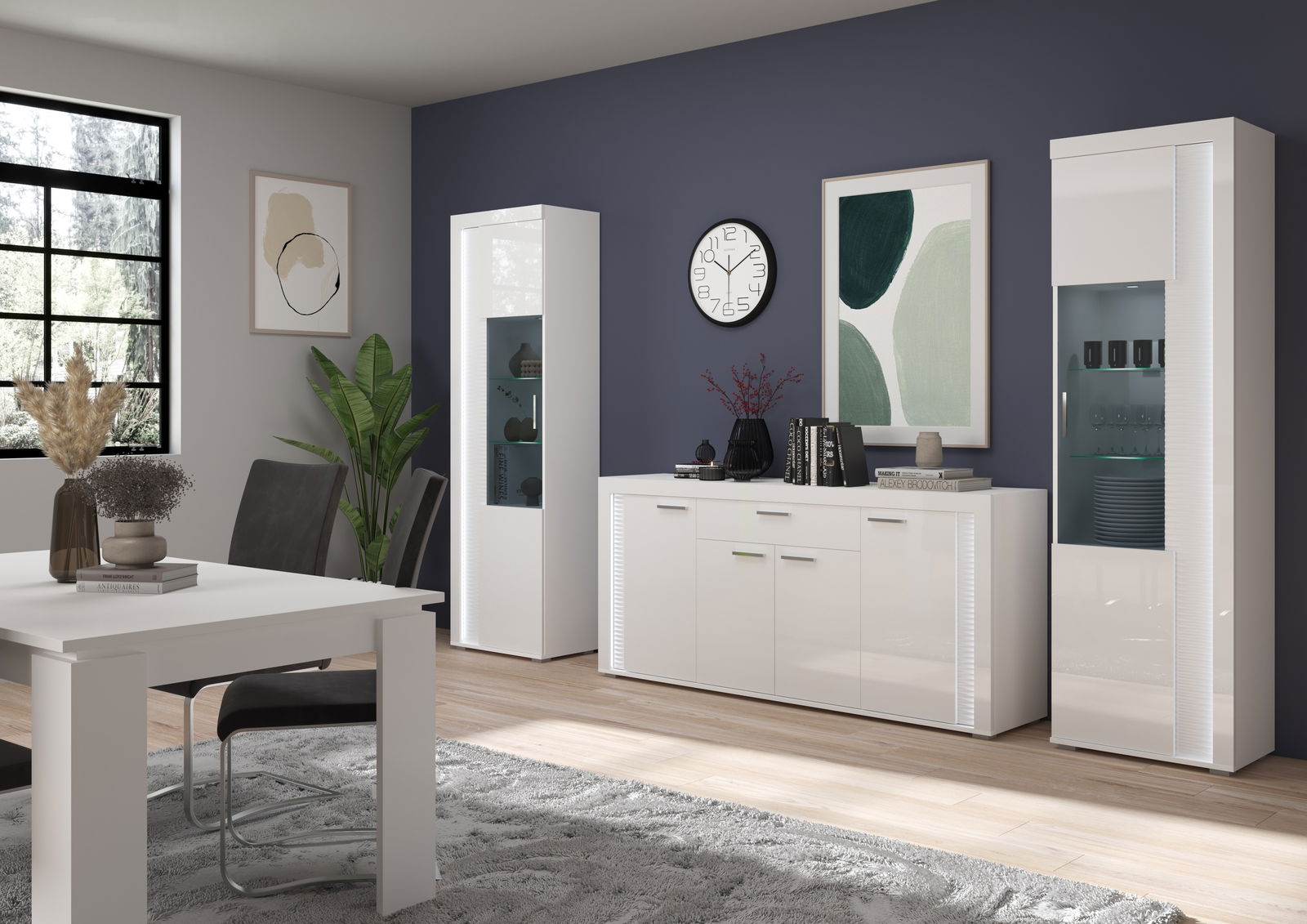 Moderne Wohnkombination in Weiß mit zwei hohen Vitrinen und einem Sideboard, frontal betrachtet.