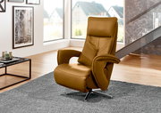 Brauner Relax-Sessel in einem modernen Wohnzimmer, seitliche Perspektive.