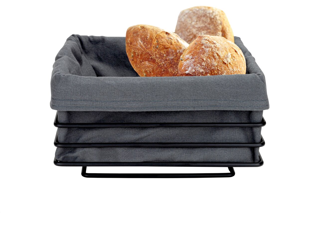 Eckiger Brotkorb in Anthrazit mit grauem Stoffeinsatz, gefüllt mit frischen Brötchen, aus frontaler Perspektive