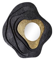 Moderner Wandspiegel mit schwarzem und goldenem, strukturiertem Rahmen in organischer Form, Frontalansicht