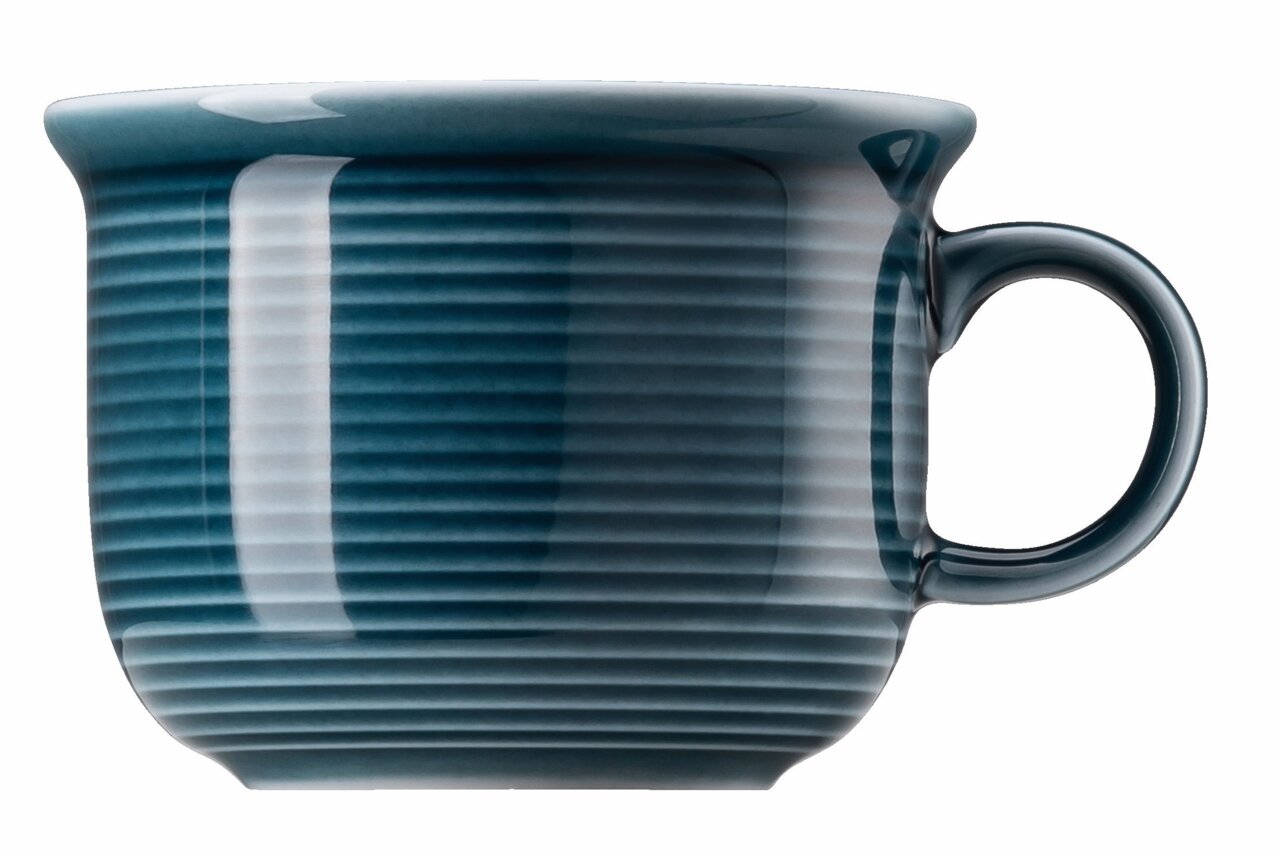 Espresso-Obertasse in Nachtblau mit seitlicher Perspektive, zeigt ein elegantes, geripptes Design.