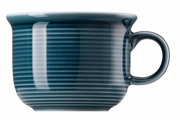 Espresso-Obertasse in Nachtblau mit seitlicher Perspektive, zeigt ein elegantes, geripptes Design.