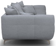 Graues Polstersofa mit strukturierter Stoffoberfläche, vielen Rückenkissen und schlanken Metallfüßen, Seitenansicht von links leicht von vorn