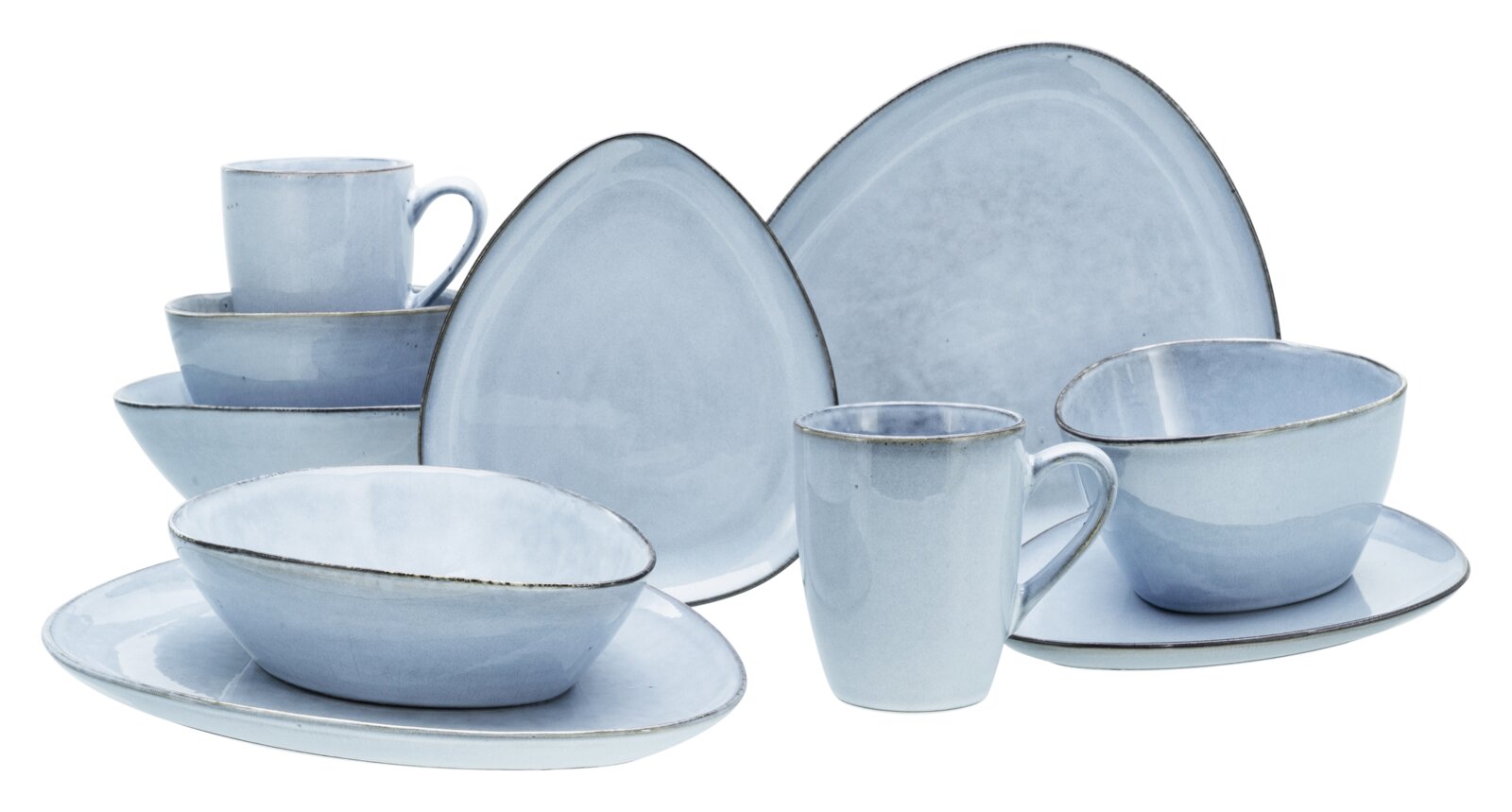 Hellblaues Keramik-Geschirrset mit Tellern, Schalen und Tassen mit dunklem Rand, in schräger Vorderansicht auf weißem Hintergrund