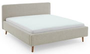 Polsterbettgestell in hellem Stoff mit Holzfüßen, seitliche Perspektive