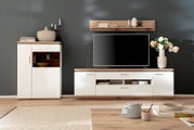 Modernes TV-Wohnwand-Set in Weiß mit Holzoptik (Lowboard, Highboard und Wandregal) in einem Wohnzimmer, frontal aus Augenhöhe fotografiert.
