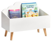 Weiße Kinder-Aufbewahrungstruhe mit Wolkenmotiv und Holzbeinen, gefüllt mit Kinderbüchern, seitliche Perspektive