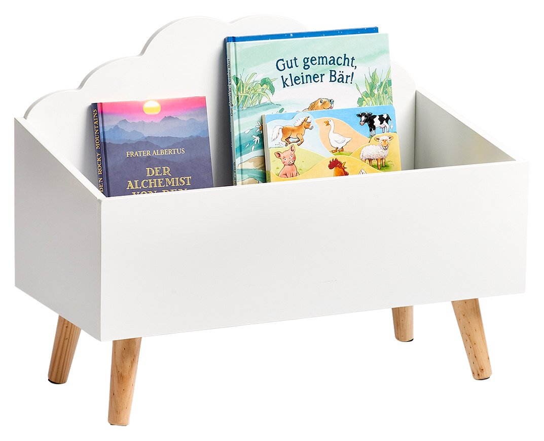 Weiße Kinder-Aufbewahrungstruhe mit Wolkenmotiv und Holzbeinen, gefüllt mit Kinderbüchern, seitliche Perspektive