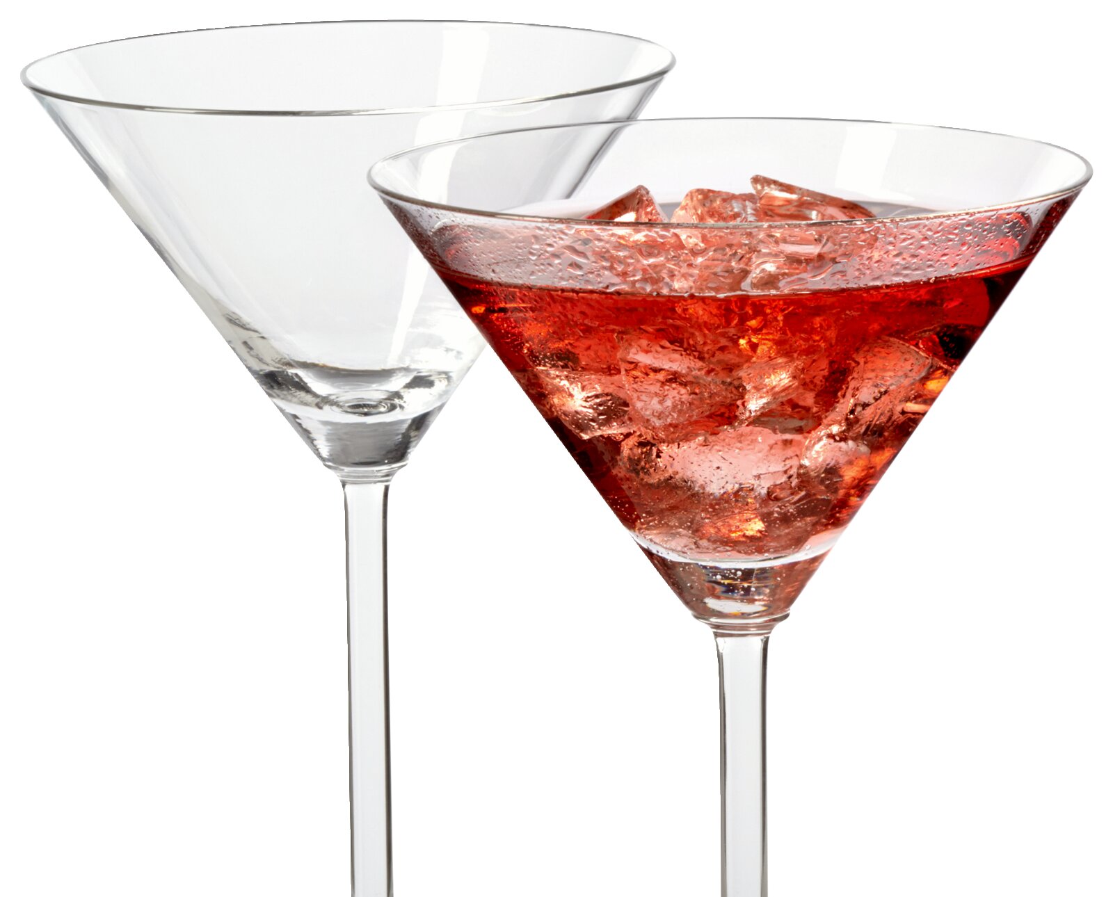 Twee martiniglazen met lange steel, één leeg en één gevuld met rode cocktail en ijsblokjes, zijaanzicht op witte achtergrond