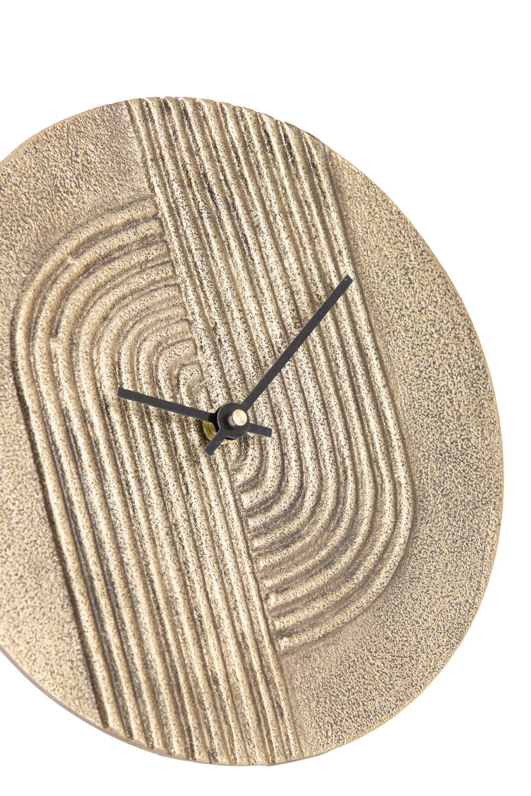 Nahaufnahme einer dekorativen Wanduhr mit strukturiertem, goldfarbenem Zifferblatt und schwarzen Zeigern.