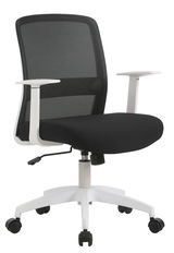 Moderner Drehstuhl mit schwarzem Netzrücken und Sitzfläche, weißen Armlehnen und Gestell, seitliche Perspektive