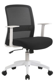 Moderner Drehstuhl mit schwarzem Netzrücken und Sitzfläche, weißen Armlehnen und Gestell, seitliche Perspektive