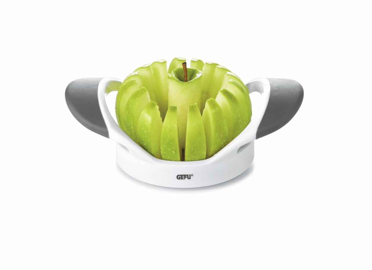 Apfelteiler mit ergonomischen Griffen, der einen grünen Apfel in gleichmäßige Scheiben schneidet, aus der Frontalperspektive.