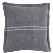 Grauer Kissenbezug 50x50cm mit dezentem Streifenmuster, Vorderansicht