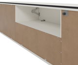 Nahaufnahme eines XL-TV-Lowboards mit geöffneter Klappe, die den Innenraum zeigt, aus seitlicher Perspektive.