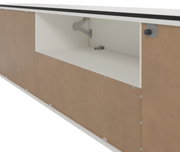 Nahaufnahme eines XL-TV-Lowboards mit geöffneter Klappe, die den Innenraum zeigt, aus seitlicher Perspektive.