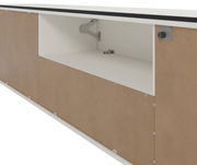 Nahaufnahme eines XL-TV-Lowboards mit geöffneter Klappe, die den Innenraum zeigt, aus seitlicher Perspektive.