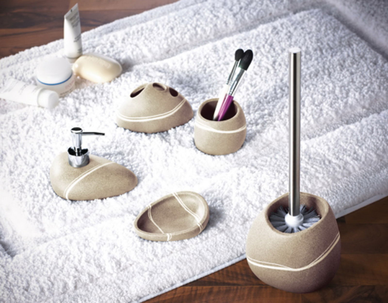 Sadena Seifenschale LITTLE ROCK Beige Seifenschale Little Rock auf einem weißen Handtuch, umgeben von weiteren Badezimmeraccessoires, aus der Vogelperspektive.