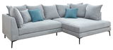 Graue Eckgarnitur mit blauen Kissen, seitliche Perspektive