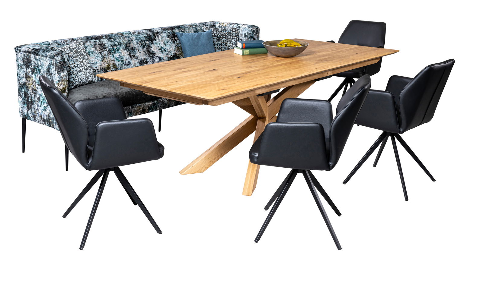 Moderner Esstisch aus Holz mit X-förmigem Gestell, umgeben von schwarzen Stühlen und einer gemusterten Bank, aus seitlicher Perspektive.
