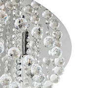 Nahaufnahme einer eleganten Deckenleuchte mit funkelnden Kristallanhängern, von unten betrachtet.