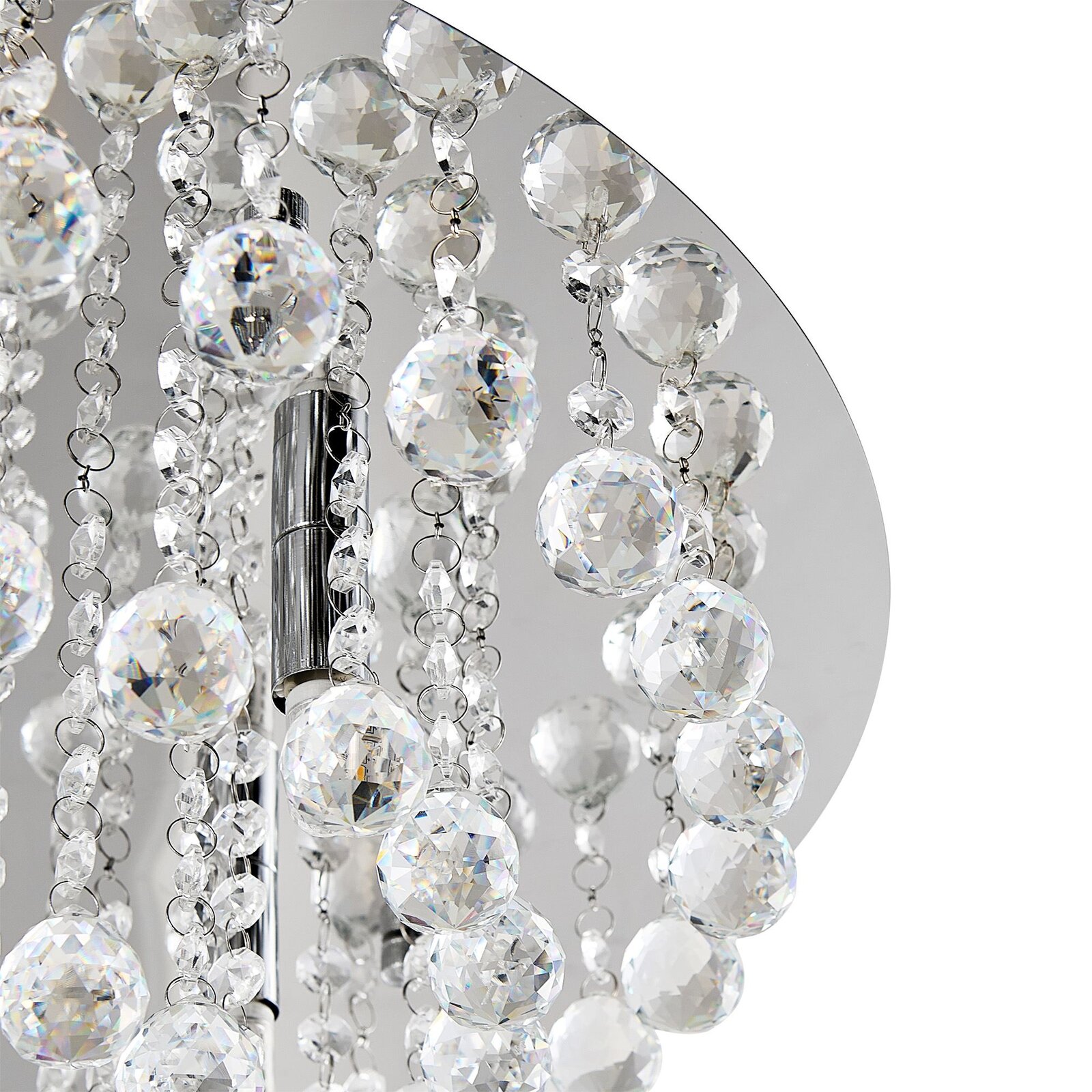 Nahaufnahme einer eleganten Deckenleuchte mit funkelnden Kristallanhängern, von unten betrachtet.