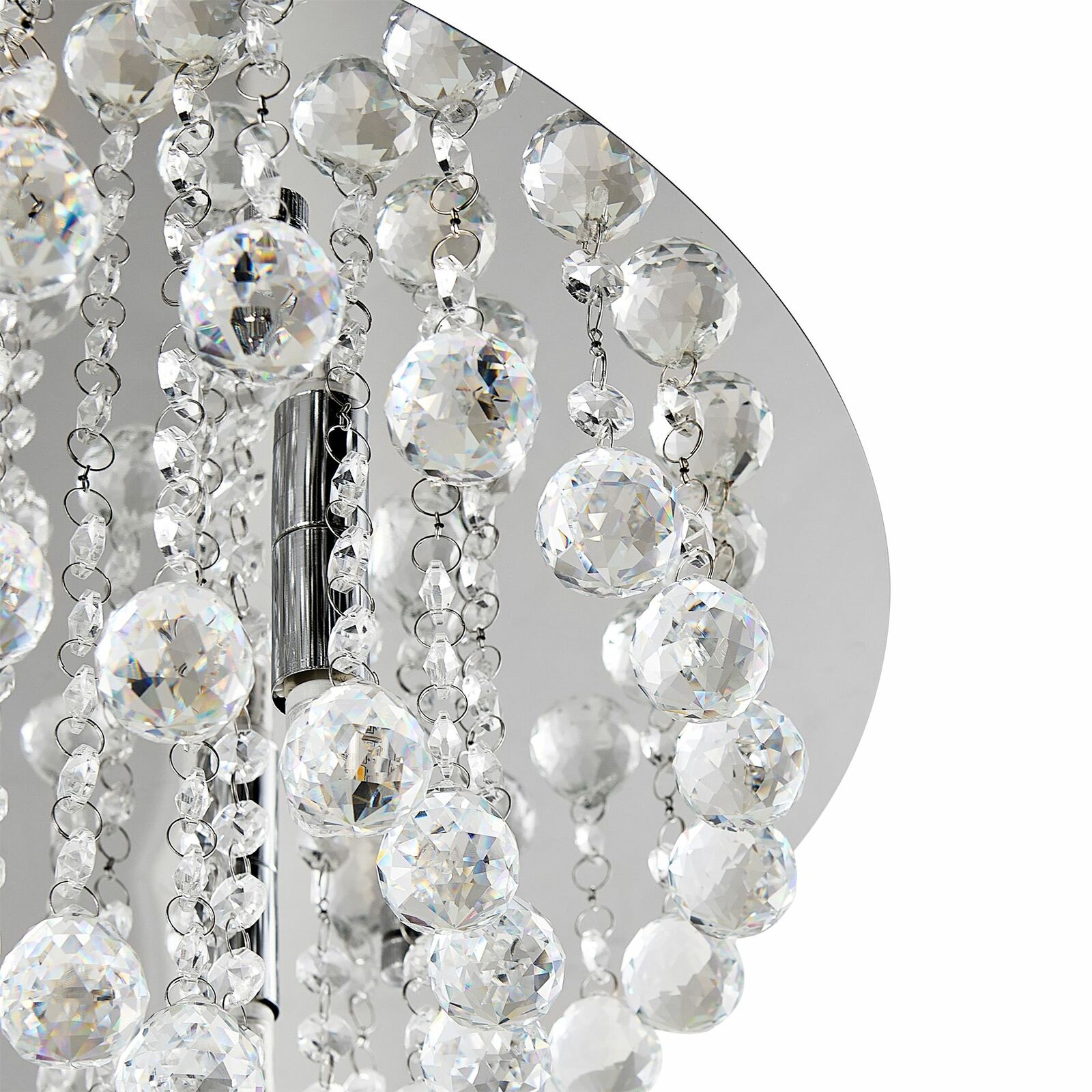 Nahaufnahme einer eleganten Deckenleuchte mit funkelnden Kristallanhängern, von unten betrachtet.