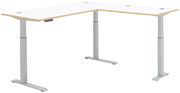 Moderner höhenverstellbarer E-Eckschreibtisch mit weißer Tischplatte und silbernen Beinen, seitliche Perspektive