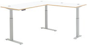 Moderner höhenverstellbarer E-Eckschreibtisch mit weißer Tischplatte und silbernen Beinen, seitliche Perspektive