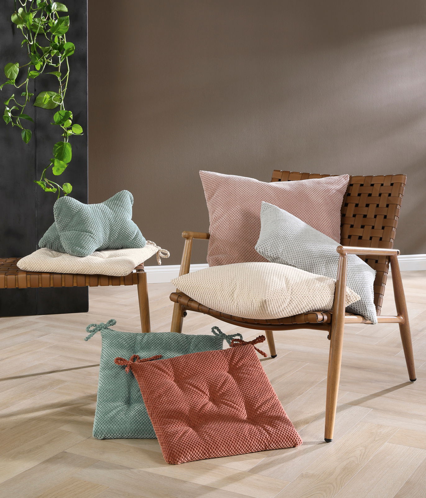 GÖZZE Sitzkissen SVEN Sitzkissen in verschiedenen Farben auf einem Holzstuhl und Boden, seitliche Perspektive
