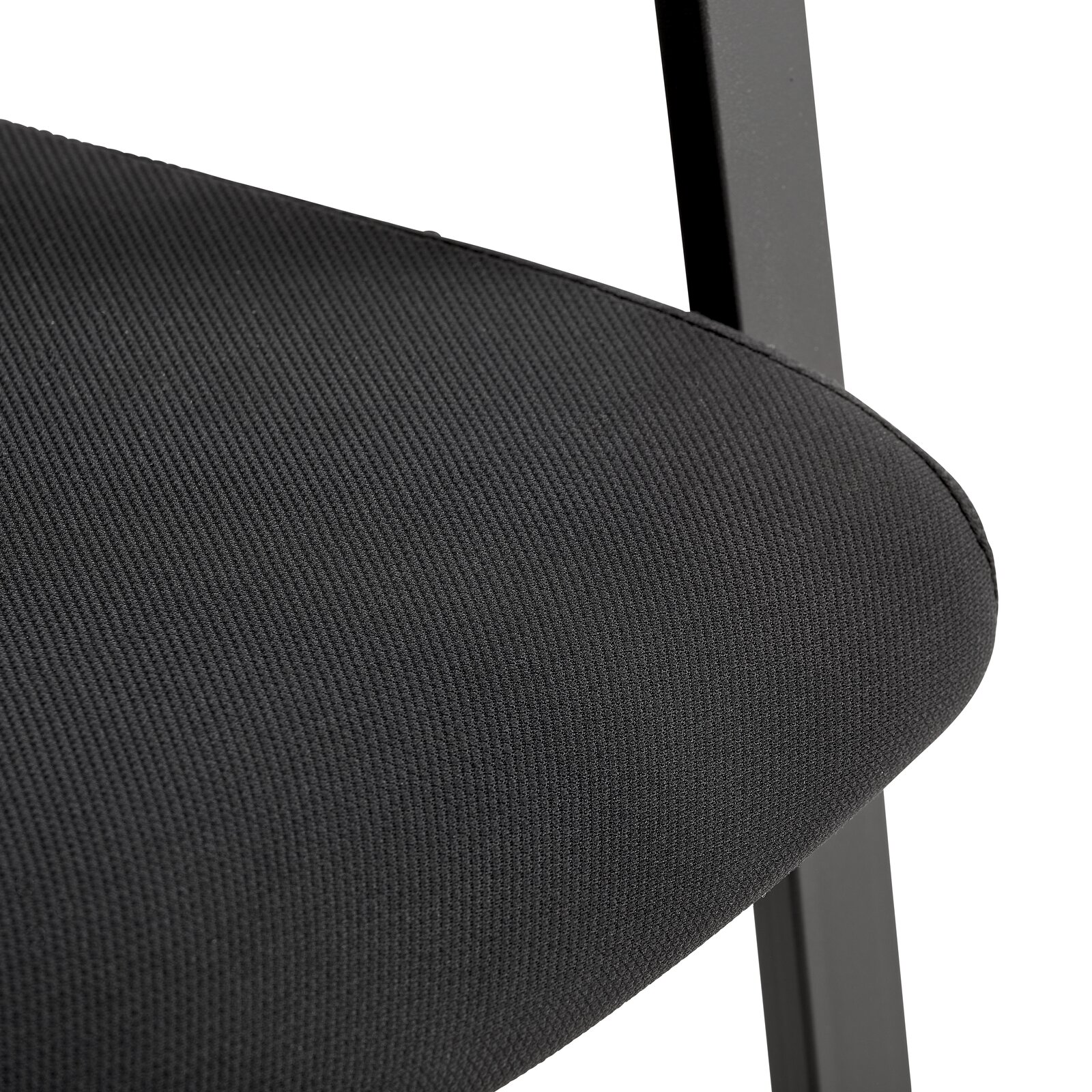 Nahaufnahme eines Besucherstuhls mit schwarzem Stoffbezug und Metallrahmen, seitliche Perspektive