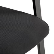 Nahaufnahme eines Besucherstuhls mit schwarzem Stoffbezug und Metallrahmen, seitliche Perspektive