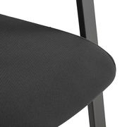 Nahaufnahme eines Besucherstuhls mit schwarzem Stoffbezug und Metallrahmen, seitliche Perspektive