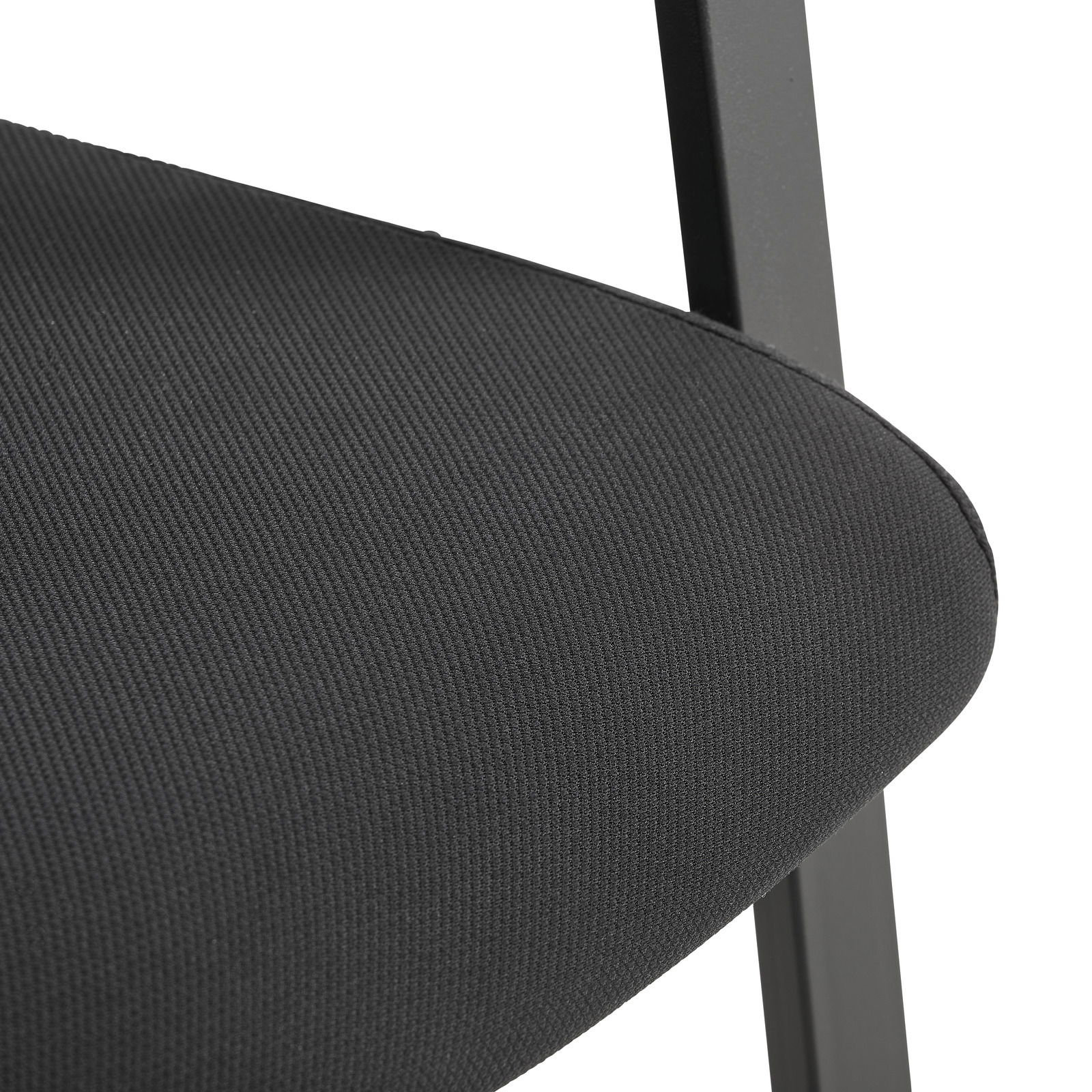 Nahaufnahme eines Besucherstuhls mit schwarzem Stoffbezug und Metallrahmen, seitliche Perspektive