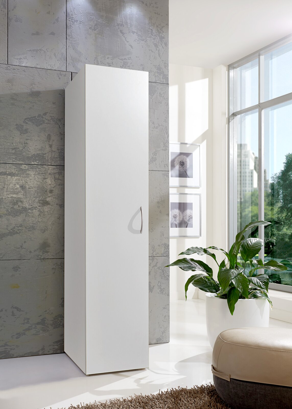 Moderne witte kledingkast in een lichte kamer, zijaanzicht