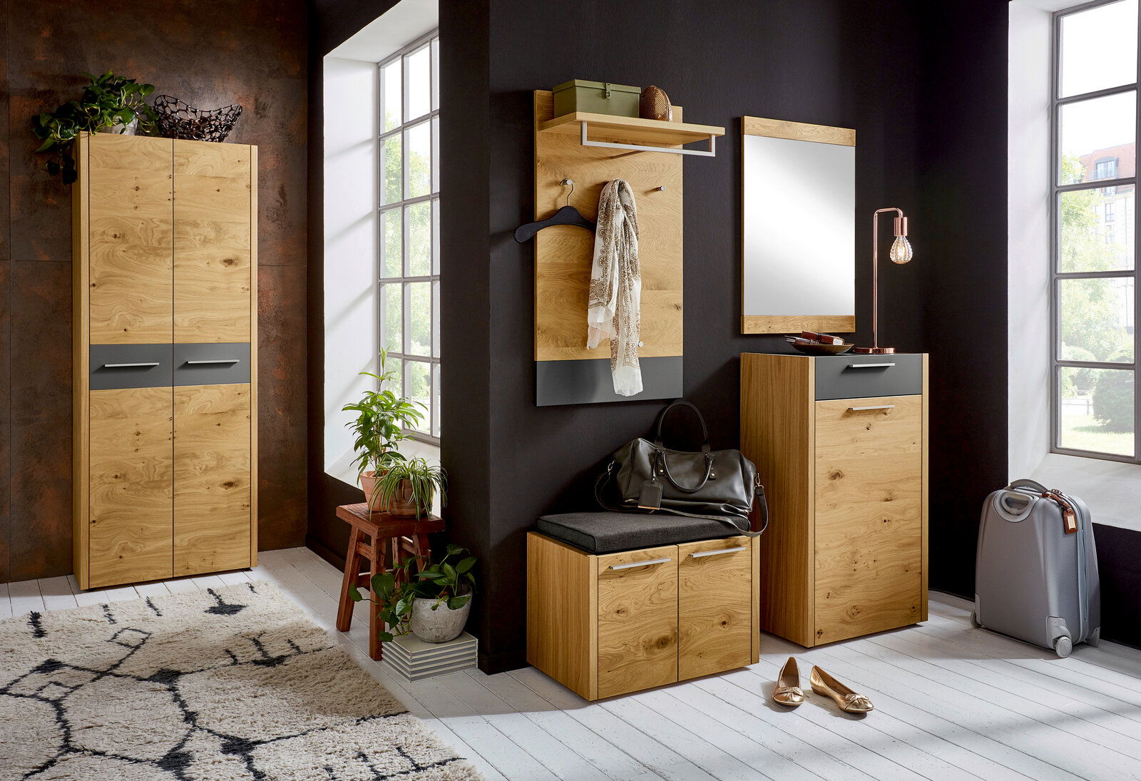 Moderner Eingangsbereich mit Sitzkissen auf einem Holzschrank, umgeben von Pflanzen und Dekorationen, seitliche Perspektive.