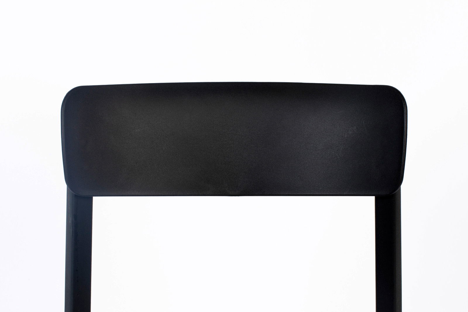 Rückansicht der Rückenlehne eines schwarzen Stuhls, Modell CLIVE.