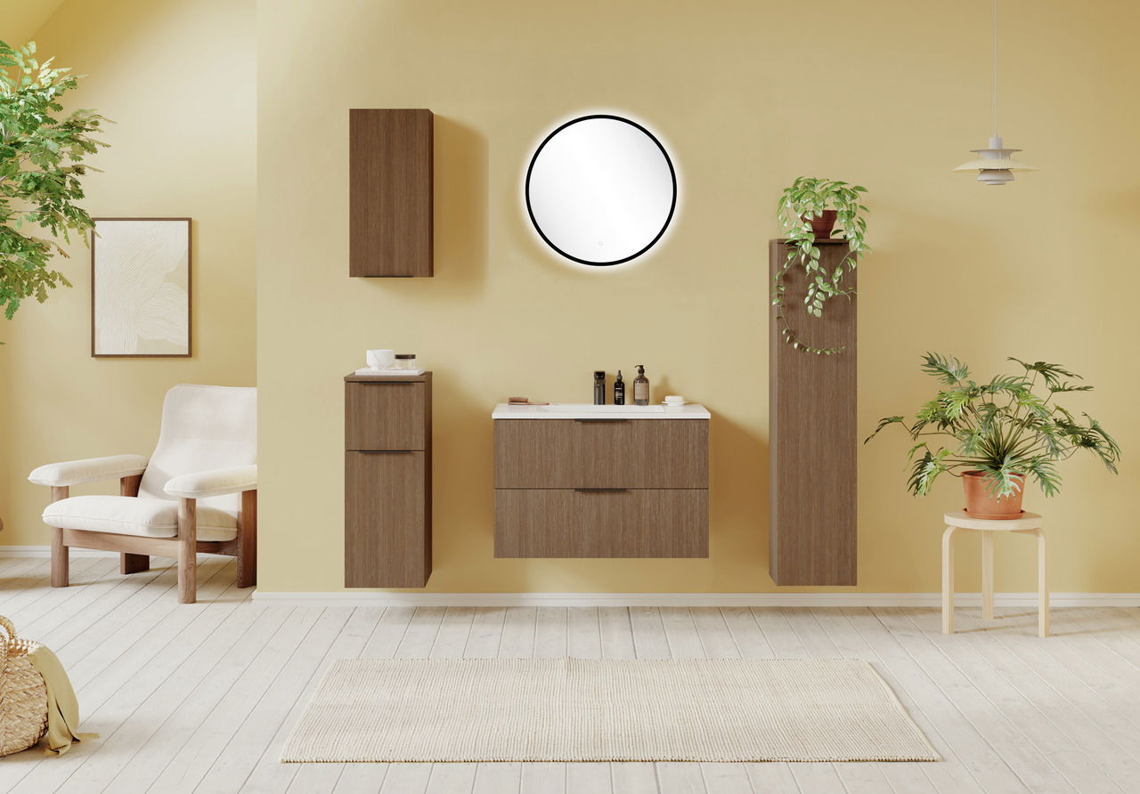 Modernes Waschtisch-Set in Holzoptik mit Spiegel, aus der Frontalperspektive fotografiert, umgeben von Pflanzen und minimalistischer Dekoration.