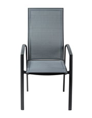 Vorderansicht eines modernen Stapelsessels mit schwarzem Metallrahmen und grauem Netzgewebe.
