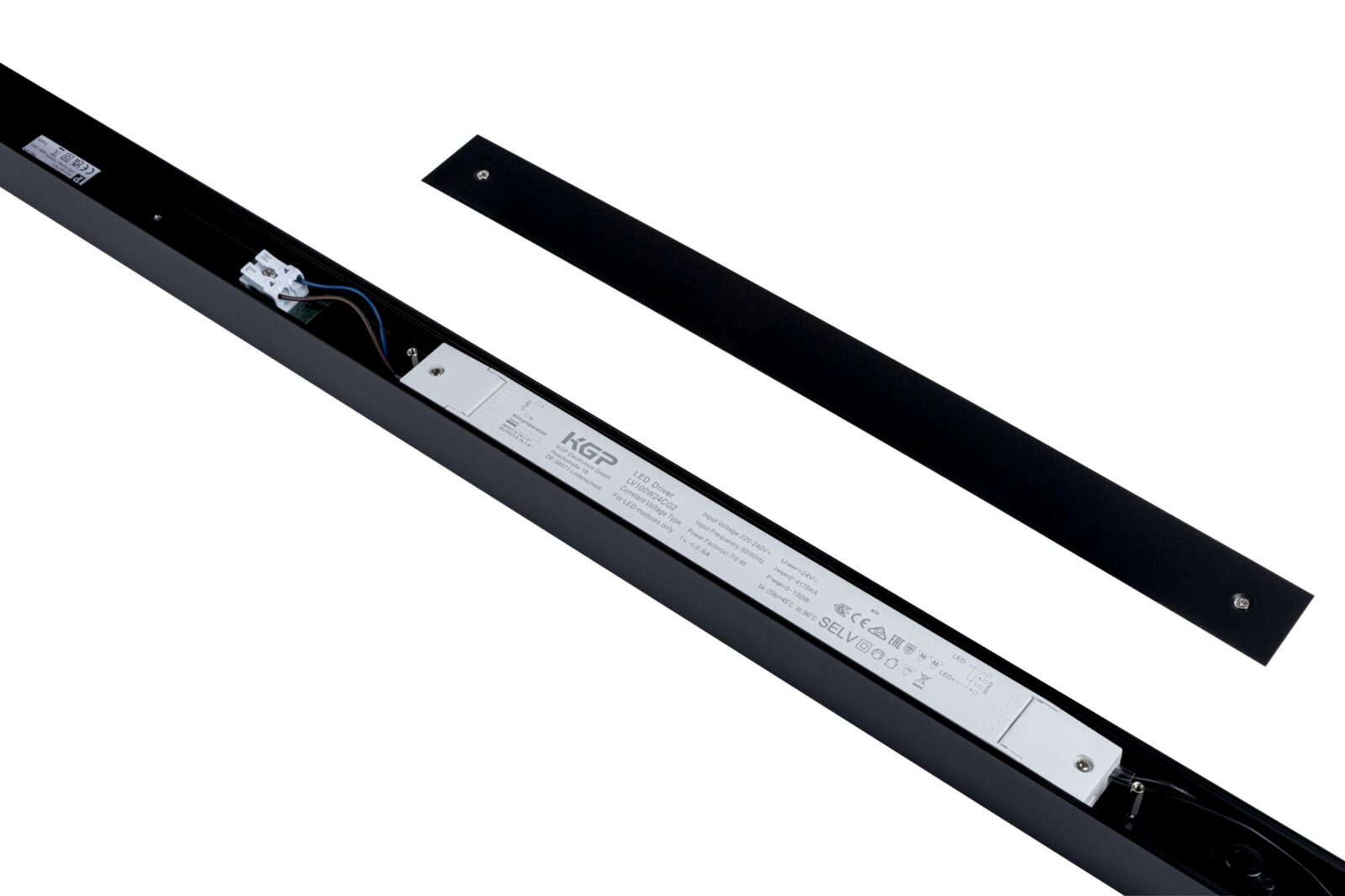 Schwarze lineare LED-Pendelleuchte/Deckenleuchte mit abgenommener Abdeckung, sichtbarem LED-Treiber und Verkabelung; Detailansicht aus schräger Perspektive von oben.