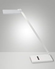 Moderne LED-Schreibtischleuchte in seitlicher Perspektive mit schlankem, minimalistischem Design und rechteckigem Fuß.