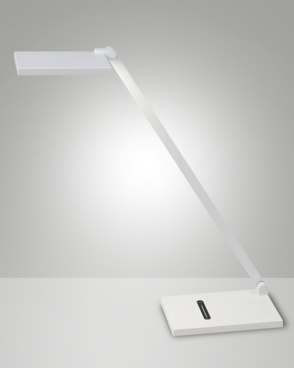 Moderne LED-Schreibtischleuchte in seitlicher Perspektive mit schlankem, minimalistischem Design und rechteckigem Fuß.