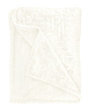 Weißes Plaid mit eingeprägtem Esprit-Logo, gefaltet und aus der Vogelperspektive fotografiert.