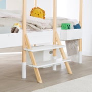 Kinder-Hochbett in Weiß und Naturholz mit schräger Leiter, zwei breiten Stufen und seitlicher Aufbewahrungsbox, aus frontaler Perspektive leicht von rechts dargestellt