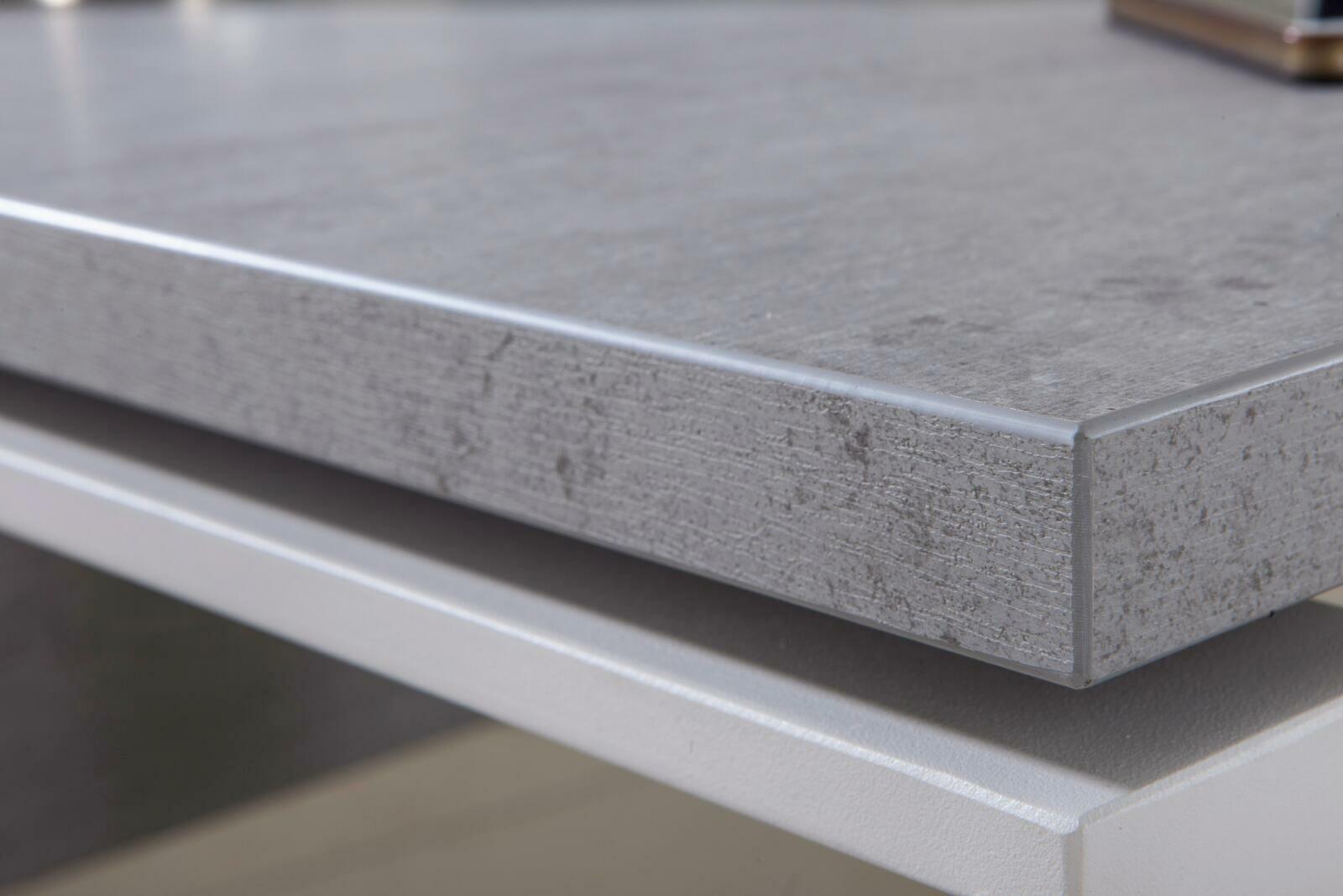 Nahaufnahme einer grauen Tischplatte mit strukturierter Oberfläche, perspektivisch von der Seite aufgenommen.
