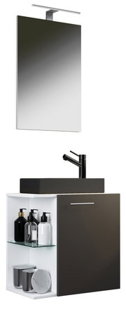 Modernes Badezimmer-Waschtischset mit rechteckigem Spiegel und schlanker LED-Aufsatzleuchte, schwarzem Aufsatzwaschbecken mit schwarzer Armatur sowie Unterschrank in Dunkelgrau mit offenem Regal und Glaseinlegeboden, freigestellt auf weißem Hintergrund, f