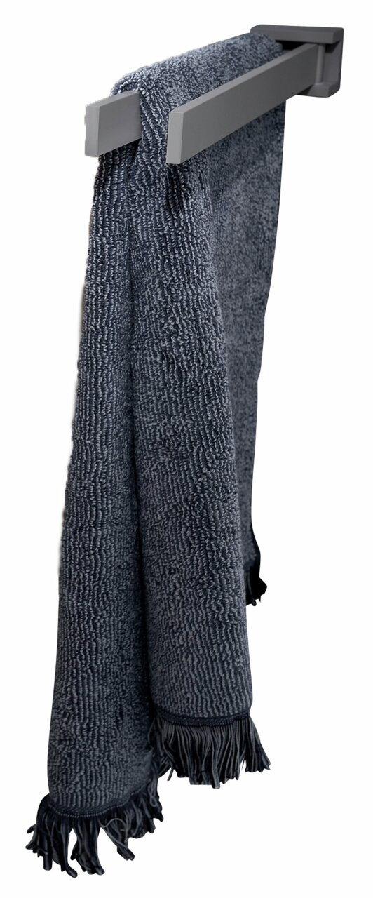 Grauer Handtuchhalter mit einem dunkelgrauen Handtuch, seitliche Perspektive