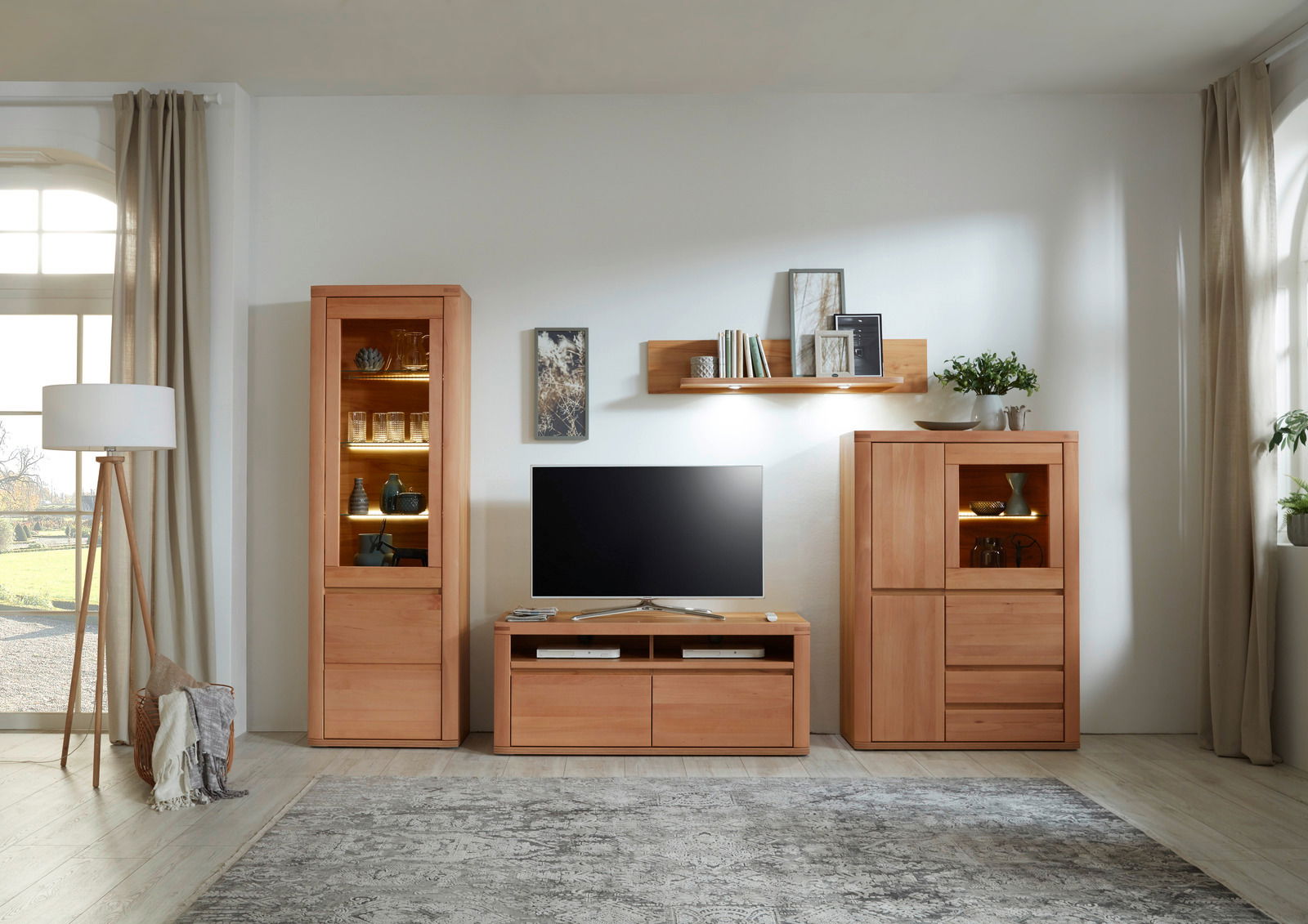 Wohnzimmeransicht mit einem modernen Wandboard aus Holz, dekoriert mit Büchern und Bildern, in einer hellen und gemütlichen Umgebung.