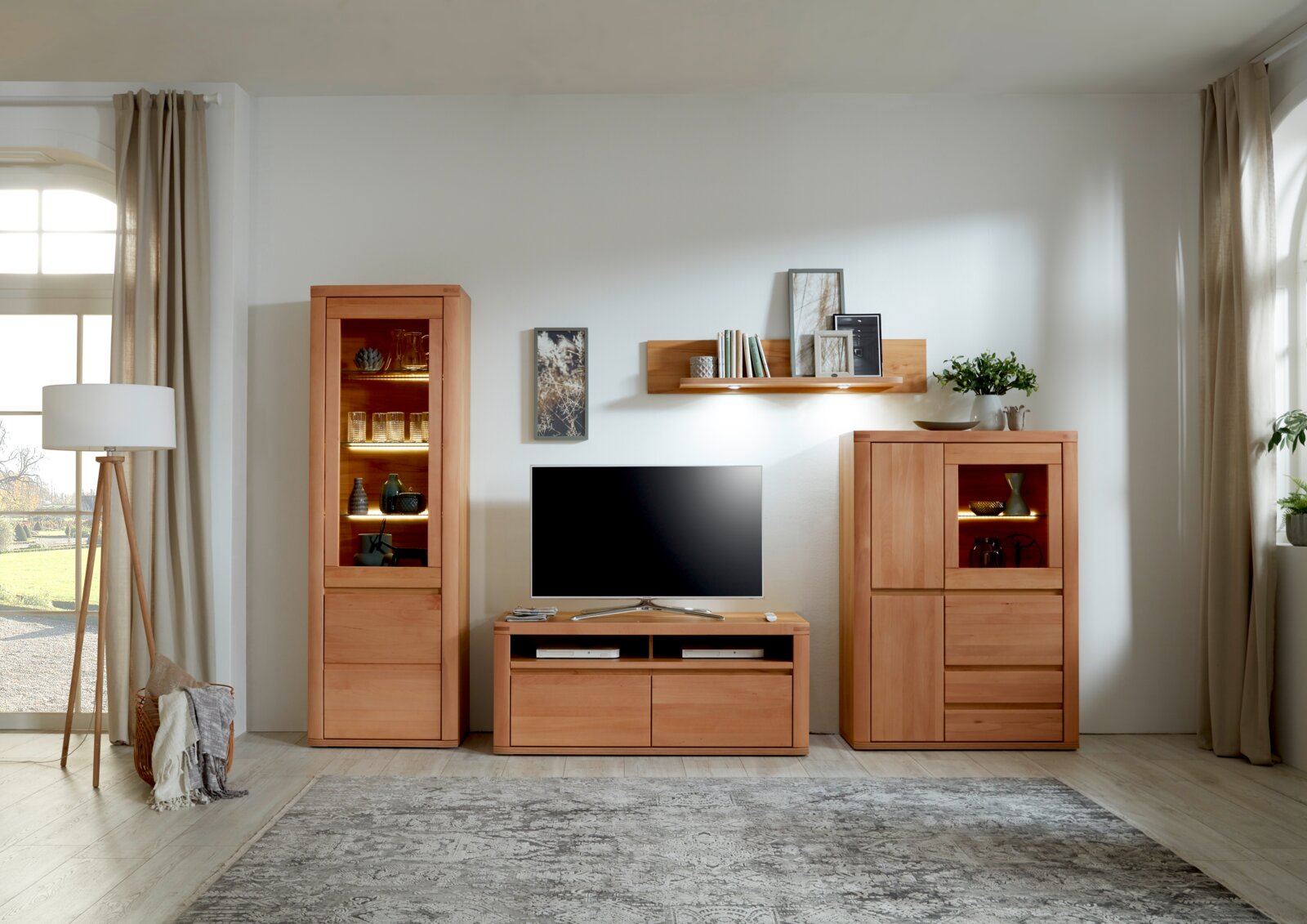 Wohnzimmeransicht mit einem modernen Wandboard aus Holz, dekoriert mit Büchern und Bildern, in einer hellen und gemütlichen Umgebung.