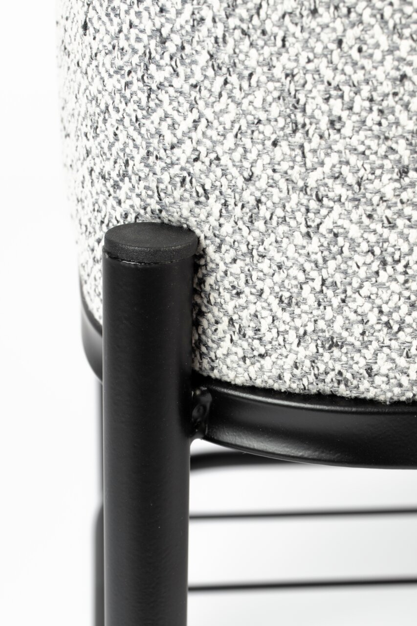 Nahaufnahme einer Sitzbank mit schwarzem Metallrahmen und grauem, strukturiertem Stoffbezug, seitliche Perspektive.